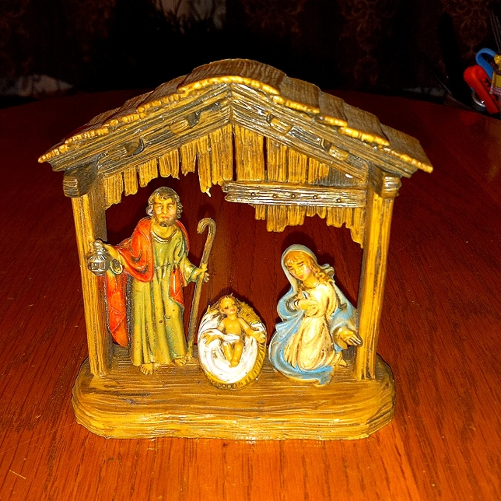 Beautiful miniature Nativity scene rubber like material. 4"
